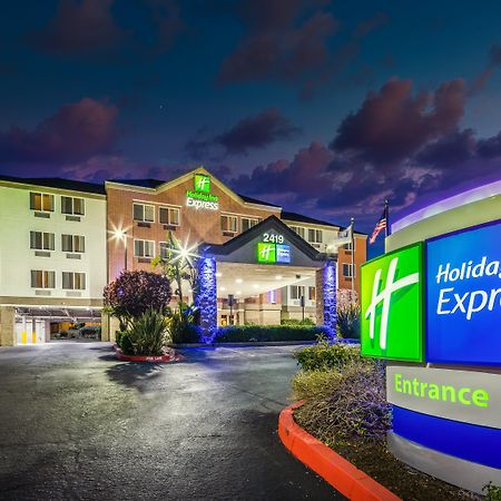 Holiday Inn Express Кастро Вали Екстериор снимка