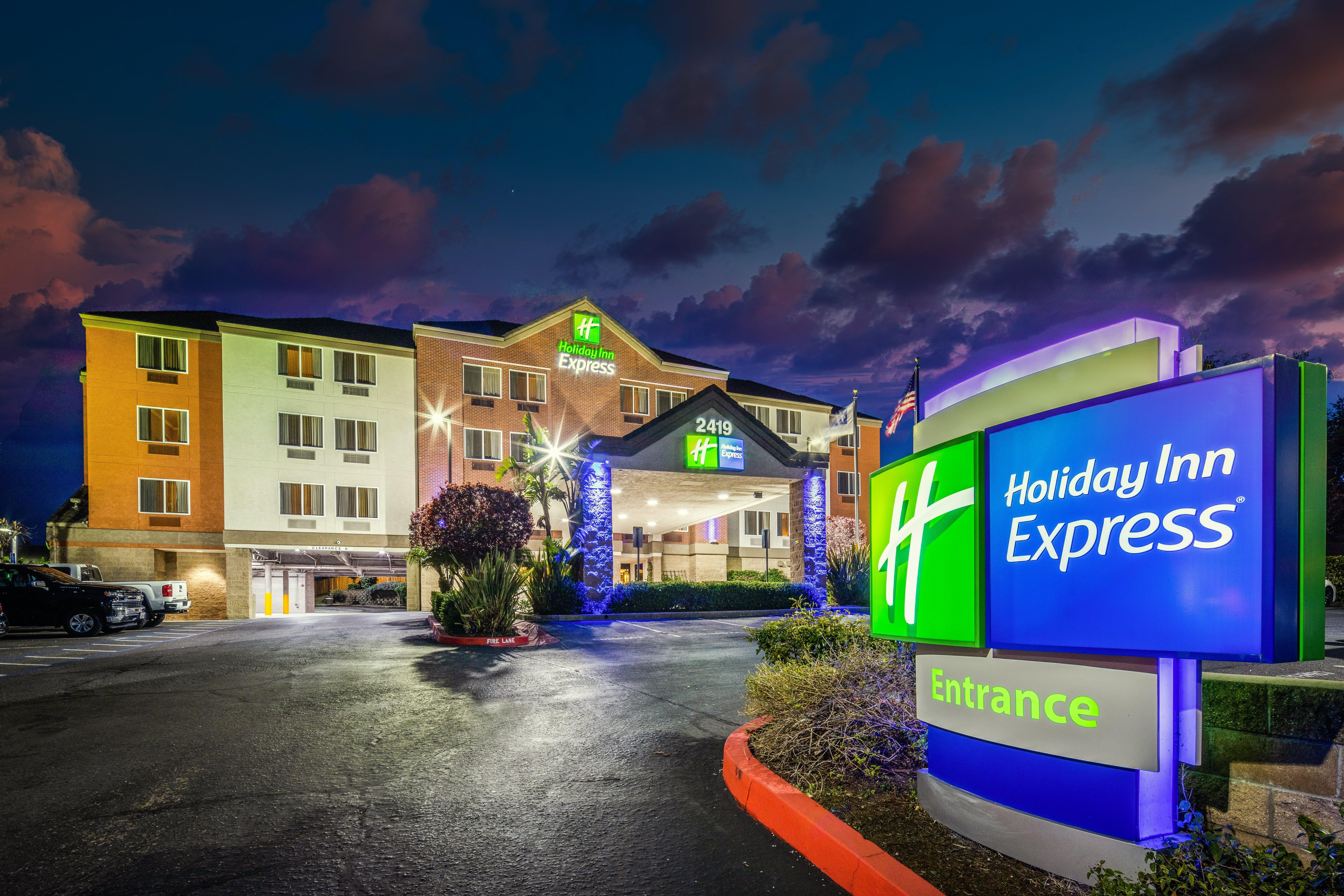 Holiday Inn Express Кастро Вали Екстериор снимка